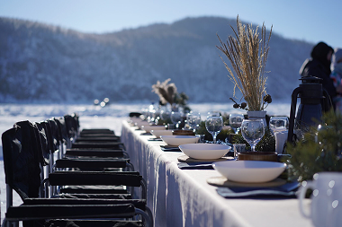 Сервировка стола на выездном мероприятии Novikov School